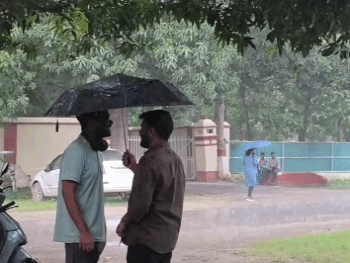 वाराणसी में तेज बारिश:दो डिग्री गिरा तापमान,पश्चिमी विक्षोभ का दिख रहा असर