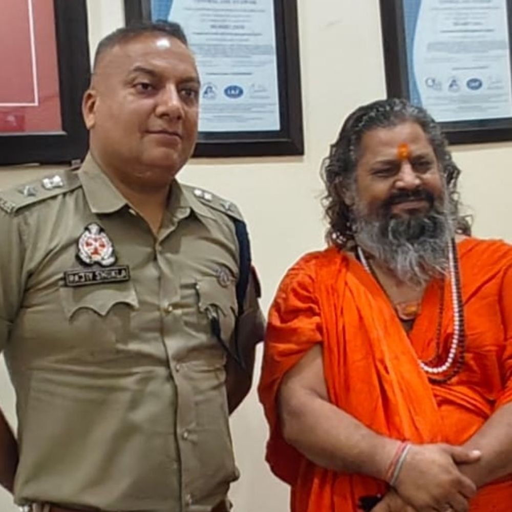 बंदियों के बीच सत्संग कराने पर विचार-विर्मश:जेल अधीक्षक ने संतोष महाराज का किया सम्मान, बंदियों के संस्कारों पर चर्चा