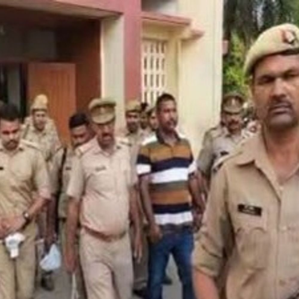 कुंटू सिंह के नाम पर हो रही थी रंगदारी वसूली:आजमगढ़ पुलिस ने चार आरोपियों के विरुद्ध दर्ज किया मुकदमा, आजीवन कारावास की सजा काट रहा है माफिया
