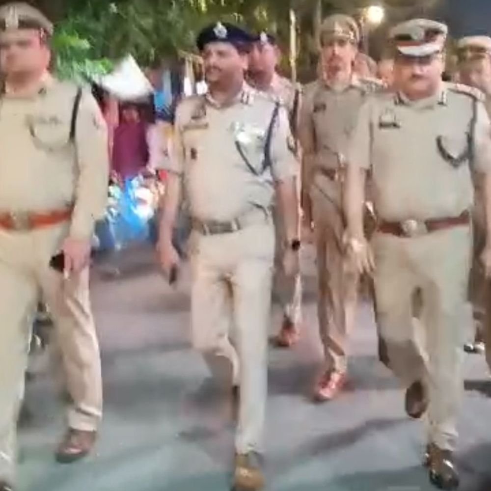 बरेली में त्योहारों पर सुरक्षा कड़ी, सड़कों पर उतरी खाकी:नवरात्रि, दशहरा और दिवाली को लेकर एडीजी समेत आला अफसरों ने पीएसी संग किया पैदल गश्त
