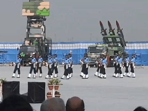 10 तस्वीरों में देखिए एयरफोर्स डे:एयरचीफ मार्शल ने हाथ मिलाकर अभिवादन किया, एक साथ विमानों ने फहराया तिरंगा