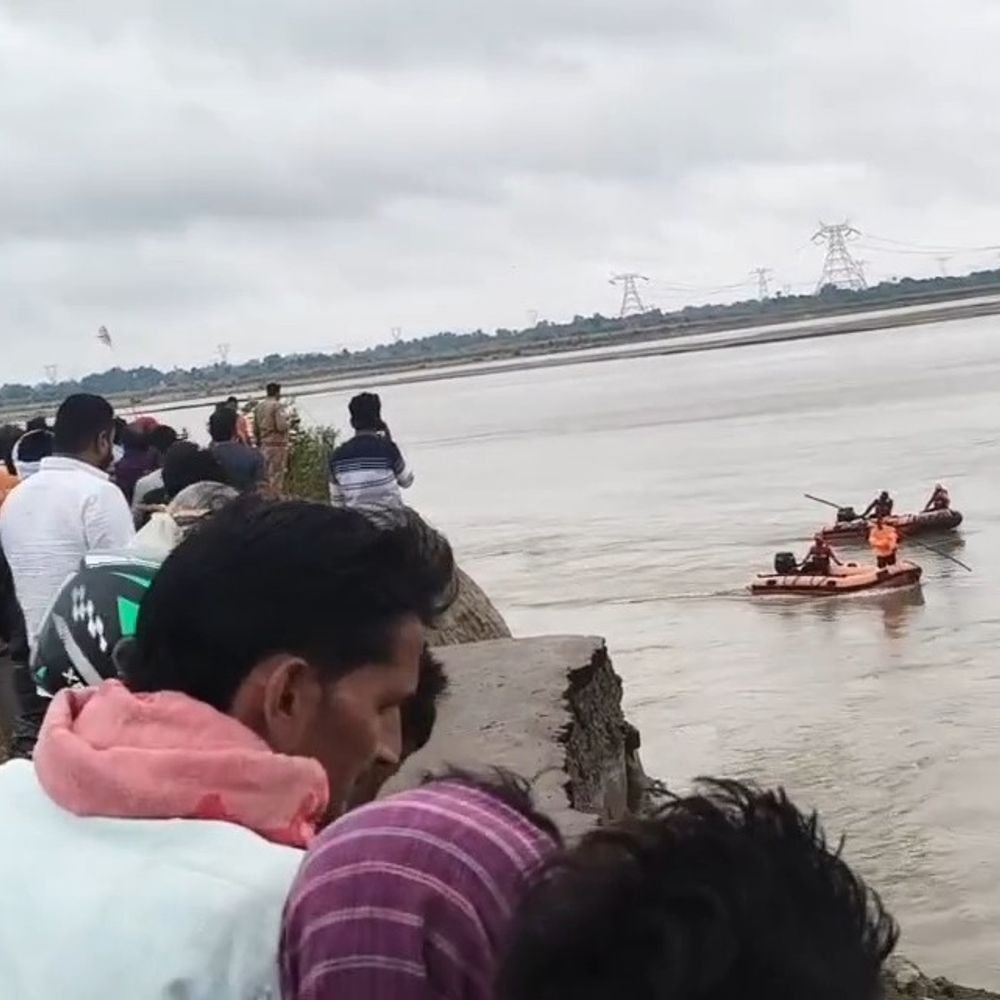 उन्नाव में कार गंगा में गिरी, दूसरे दिन भी तलाश:चालक ने बचाई जान, व्यवसायी का बेटा लापता