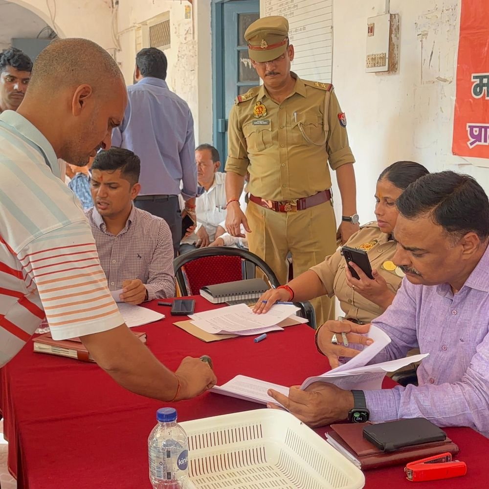 मिर्जापुर में डीएम-एसपी ने सुनीं फरियादियों की समस्याएं:संपूर्ण समाधान दिवस में 261 शिकायतें आईं, 29 का मौके पर हुआ निपटारा