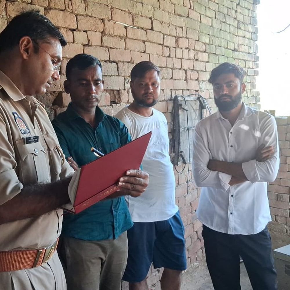 घर से ढाई लाख नकदी और लाखों के जेवर चोरी:जालौन में दो कमरों की कुंडी बाहर से बंद कर चोरी की वारदात