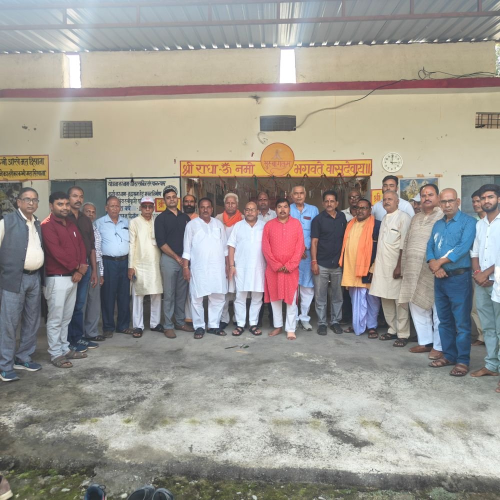 वृद्धाश्रम में ब्राह्मण समाज ने बांटी साड़ियां, धोती, और शॉल, कोष बनाने का ऐलान भी किया गया