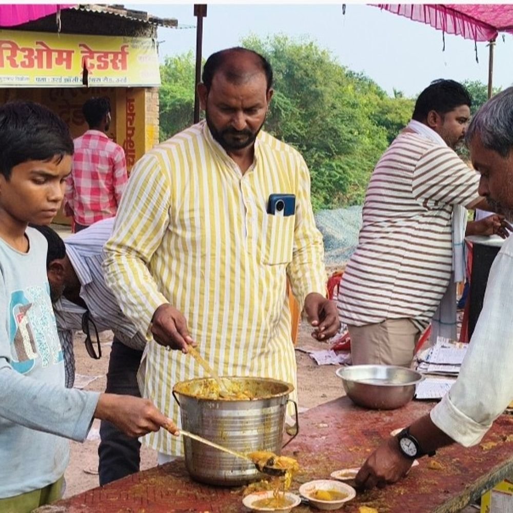 नैना देवी मंदिर में विशाल भंडारा:मां के दर्शन कर भक्तों ने ग्रहण किया प्रसाद, भंडारे में जुटे श्रद्धालु