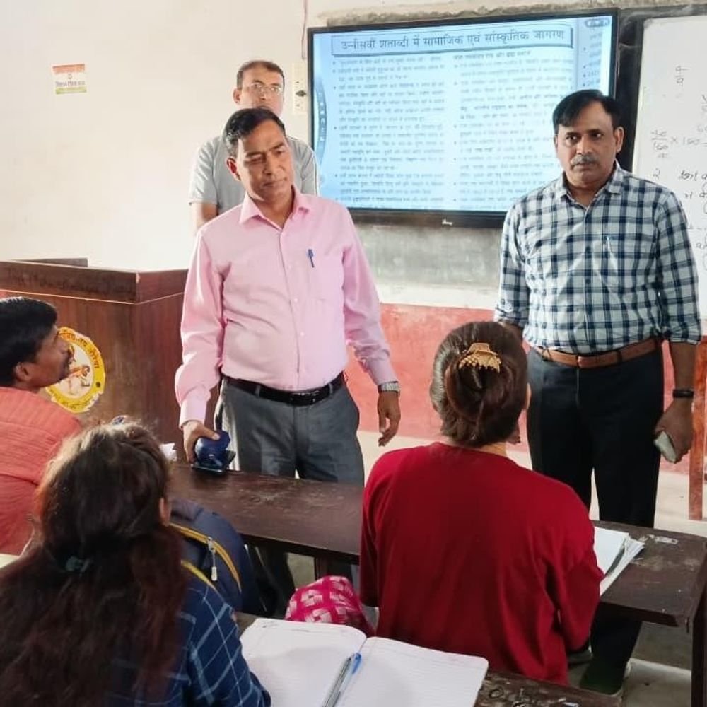 डीएम ने अभ्युदय कोचिंग सेंटर का निरीक्षण कर तैयारी जानी:औरैया में विद्यार्थियों से संवाद गुणवत्तापूर्ण शिक्षा के निर्देश दिए