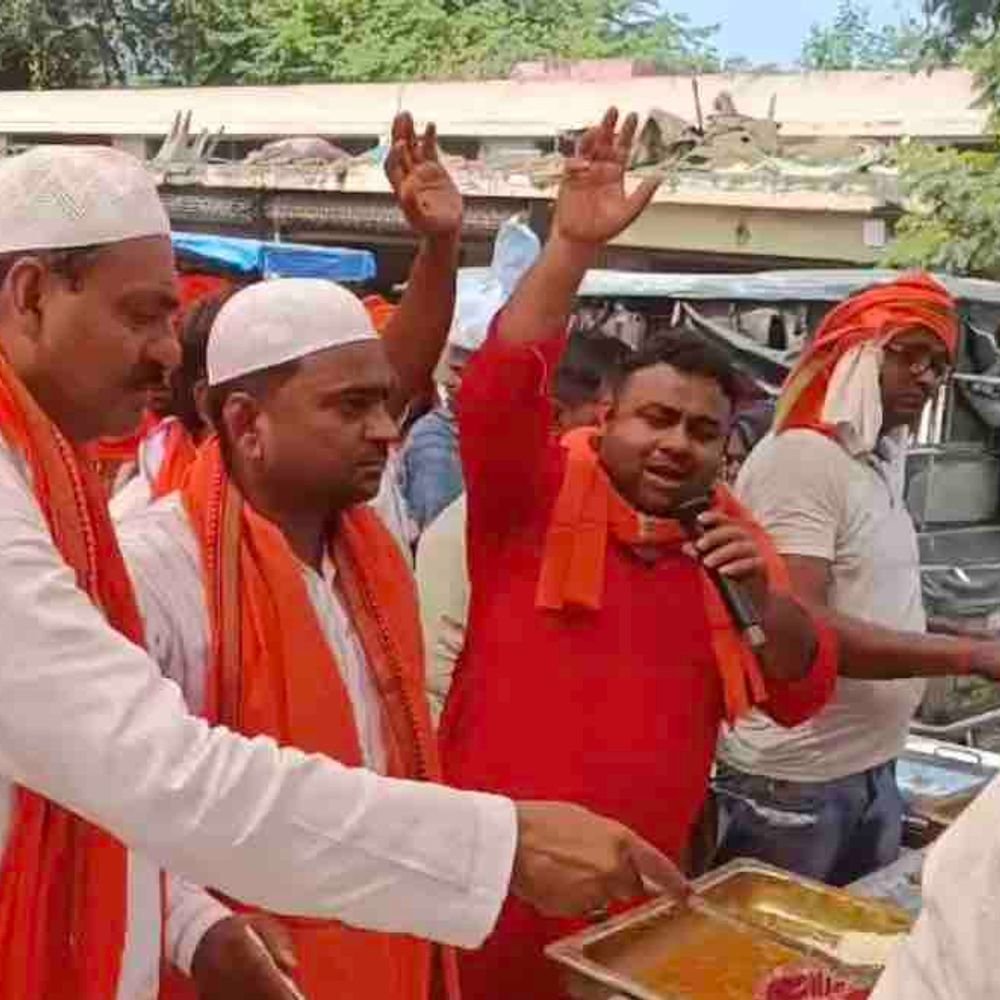 गोरखपुर में हिंदू-मुस्लिम व्यापारियों ने मिलकर बांटा प्रसाद:20 हजार लोगों को कराया भोजन, बोले- सबसे बड़ा मजहब इंसानियत