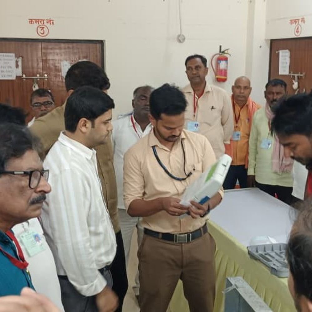 मऊ में ईवीएम-वीवीपैट की प्रथम स्तरीय जांच शुरू:डीएम ने निरीक्षण कर निर्वाचन आयोग के निर्देशों के पालन और पारदर्शिता के साथ जांच के निर्देश दिए