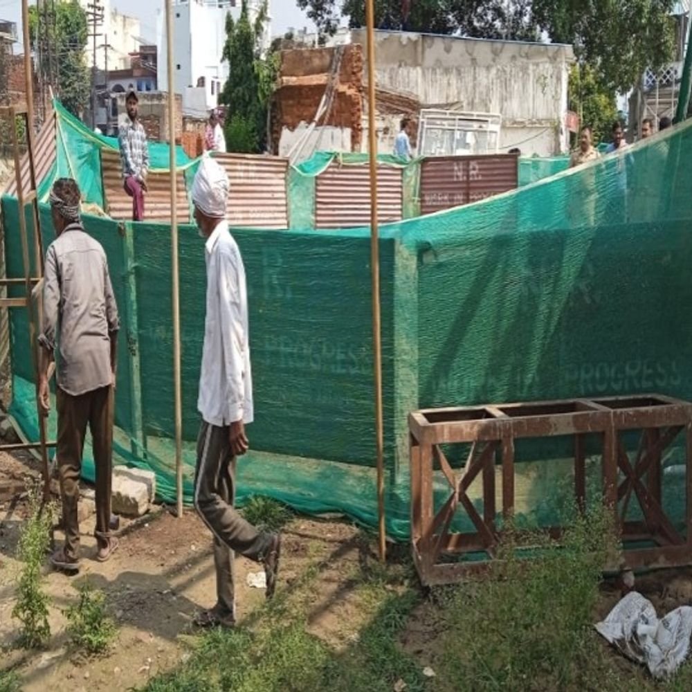 शाहजहांपुर रेलवे-स्टेशन पर गड्ढे में मिले शव-की नहीं हुई पहचान:सीसीटीवी में दिखा युवक फोन पर बात करते हुए गड्ढे में गिरा, जीआरपी तलाश कर रही मोबाइल