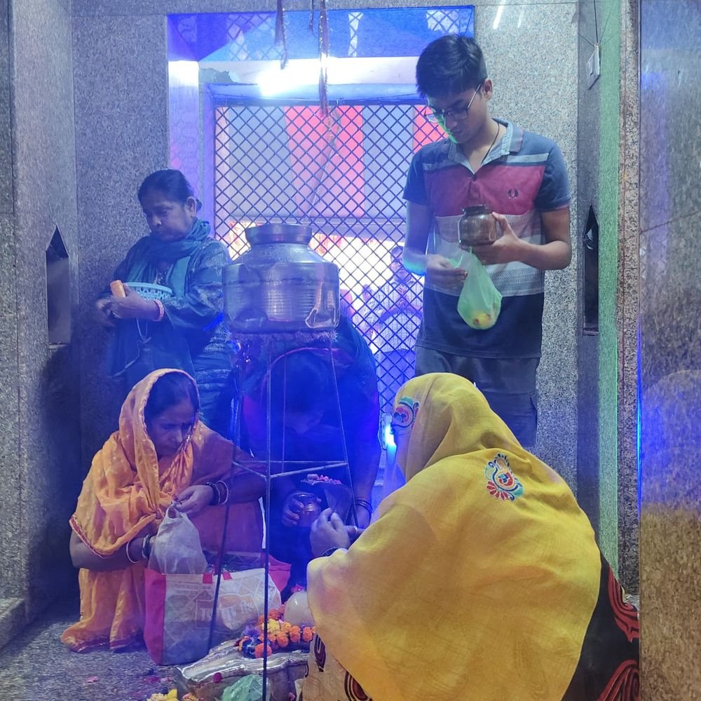 उन्नाव में नवरात्रि के पांचवें दिन मां स्कंदमाता की पूजा:मंदिरों में उमड़ी श्रद्धालुओं की भीड़, मनोकामनाएं पूरी होने की मान्यता
