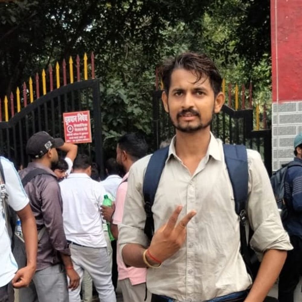 महराजगंज के आदित्य बने पुलिस अफसर:प्रदेश स्तर पर पाई 8वीं रैंक, परिजनों और ग्रामीणों में छाई खुशी