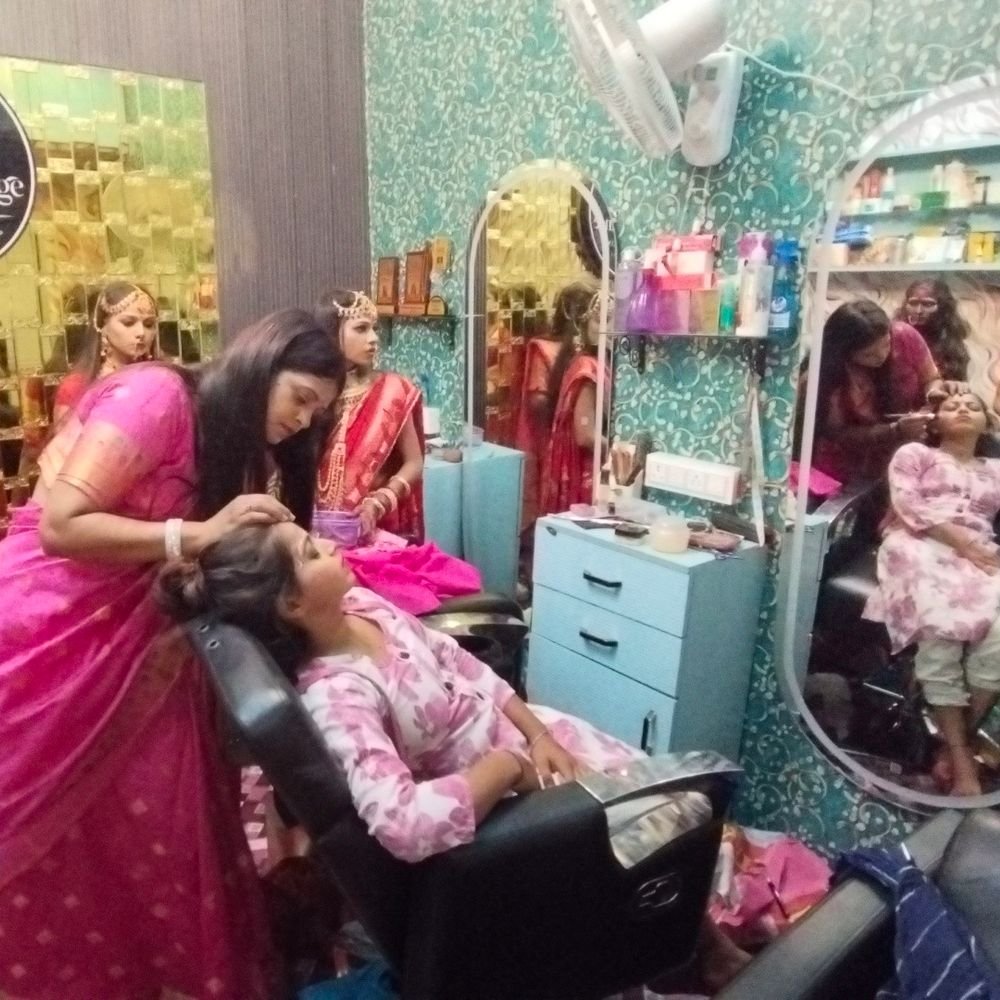 दिल्ली में 10 साल चलाया पार्लर, अब संवार रहीं भविष्य:बलिया में गांव की महिलाओं को प्रशिक्षित कर दिखा रहीं हैं आत्मनिर्भरता की राह