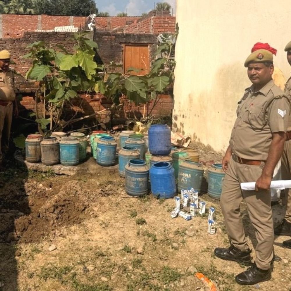 देवरिया में 62 मुकदमों से जुड़ी 540 लीटर शराब नष्ट:कोर्ट के आदेश पर कार्रवाई, गड्‌ढे में दबाई गई