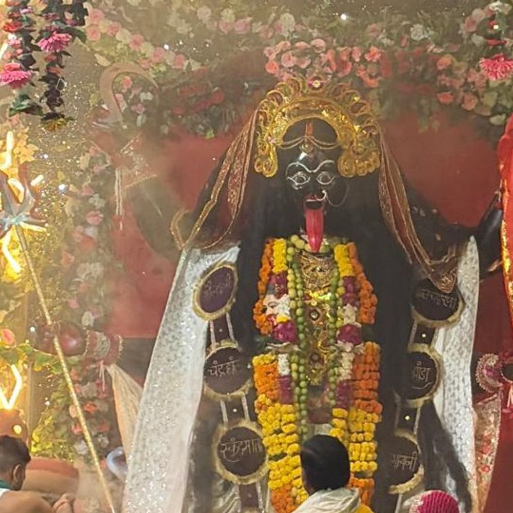 मां काली के दर्शन को उमड़े श्रद्धालु:गुरसरांय में मां के दरबार में बढ़ रही भीड़, सप्तमी पर चढ़ेगा 56 भोग