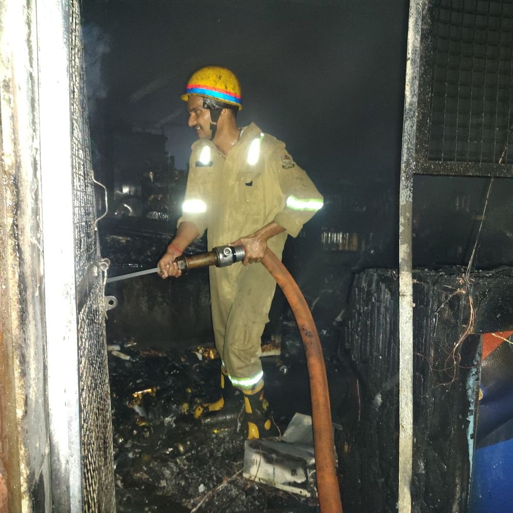 मकान के नीचे बनी शराब की दुकान में आग:कानपुर में आग लगने से नुकसान का आकलन नहीं, पुलिस जांच में जुटी
