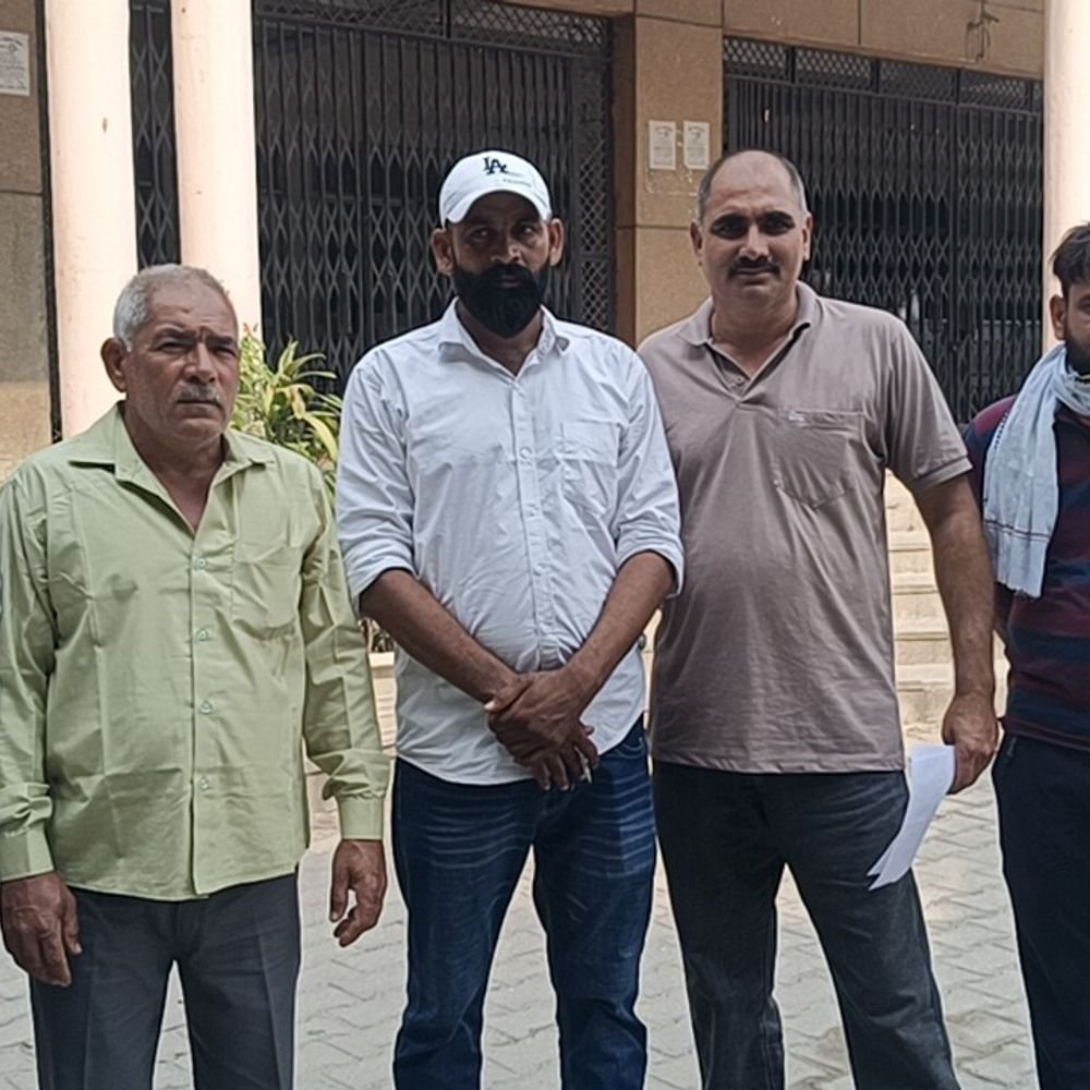 बागपत में घटिया सड़क निर्माण पर फूटा ग्रामीणों का गुस्सा:ग्रामीणों ने डीएम से शिकायत कर जांच की मांग की, मानकों के विपरीत काम का दावा