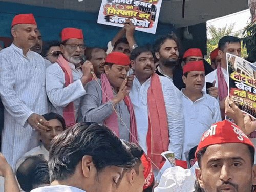 मुरादाबाद में CEC के खिलाफ सपा का प्रदर्शन:वोट बचाओ, देश बचाओ के नारे लगाए;मुख्य चुनाव आयुक्त ने पुतला फूंका
