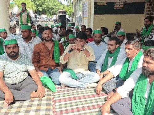 नवजात की मौत के बाद किसानों ने घेरा CMO ऑफिस:इलाज में लापरवाही का लगाया आरोप- डॉक्टरों की भूमिका की जांच की मांग
