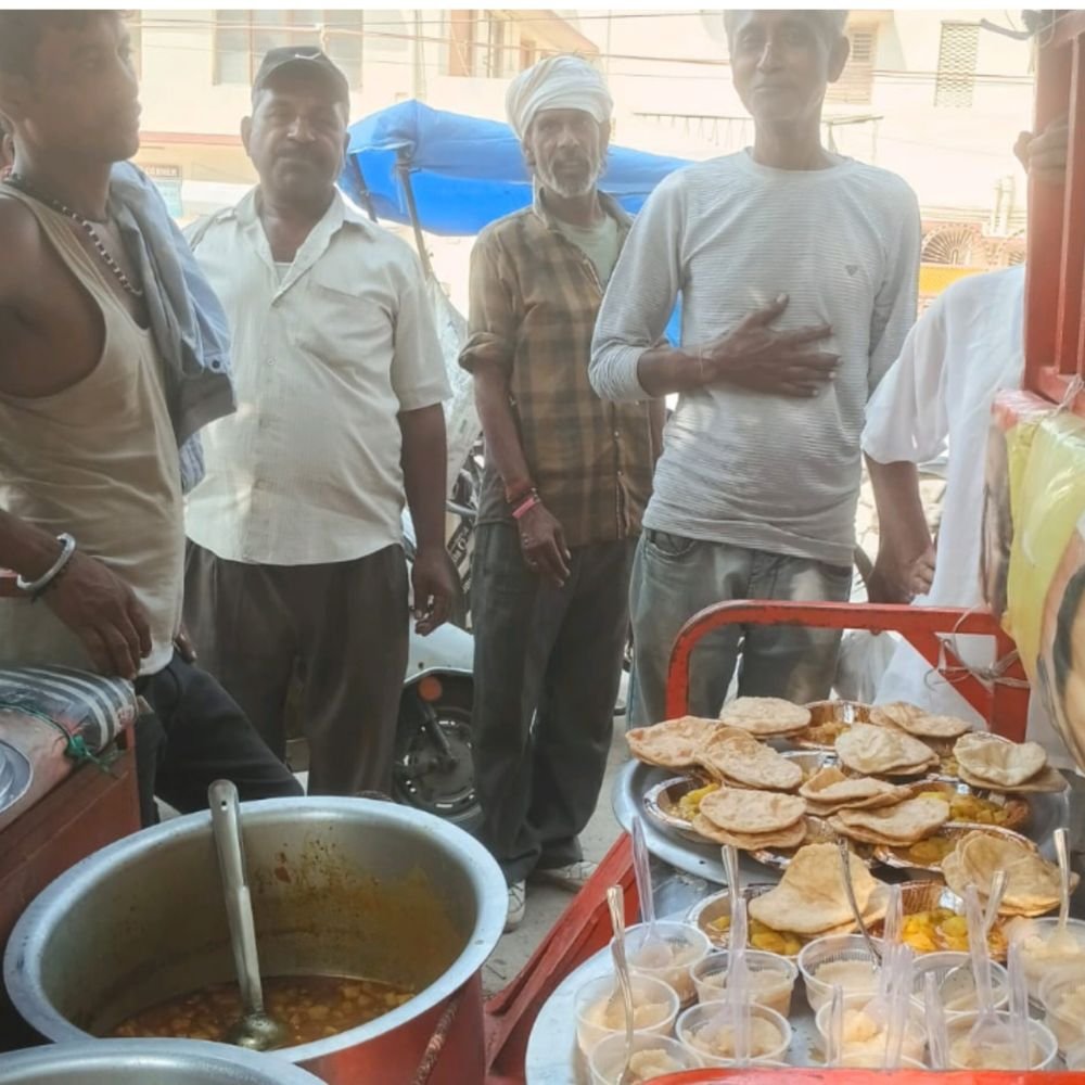 पितर पक्ष की एकादशी मनाई:कानपुर के श्री सोटे वाले हनुमान मंदिर में हलवा, पूड़ी और सब्जी का वितरण किया
