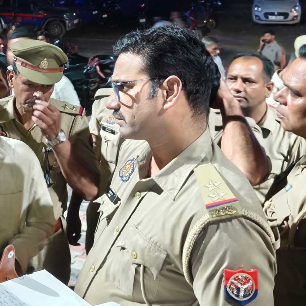 शामली में अस्पताल के बाहर तीमारदारों पर फायरिंग:मरीज के तीमारदारों पर गोलियां चलाने का आरोप, कार में लगी गोली