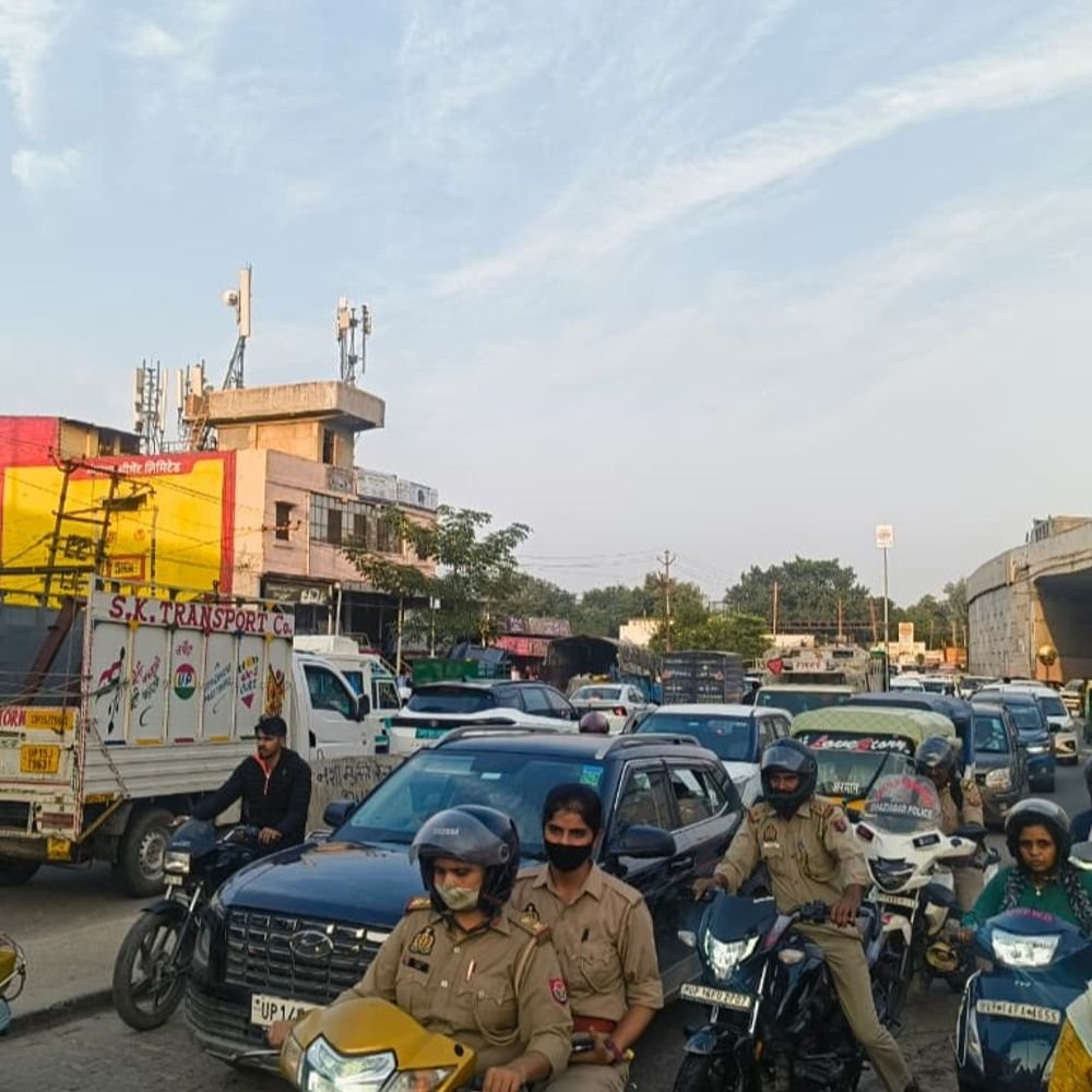 CM की जनसभा के बाद गाजियाबाद में जाम:चारों तरफ वाहनों जाम में फंसे, सीएम के काफिले को रोकना पड़ा ट्रैफिक