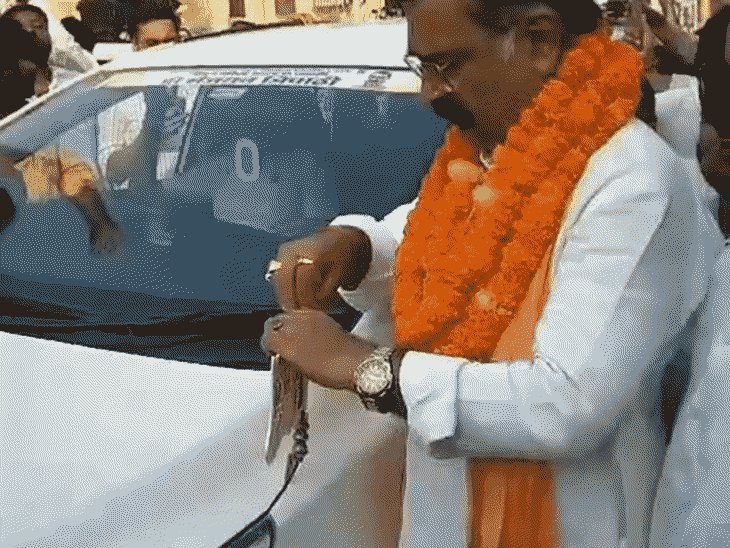 BJP छोड़कर निर्दल प्रत्याशी बने डॉ. संजयन:नामांकन के बाद भावुक होकर उतारा पार्टी का झंडा; बोले- जीतकर दिखाऊंगा