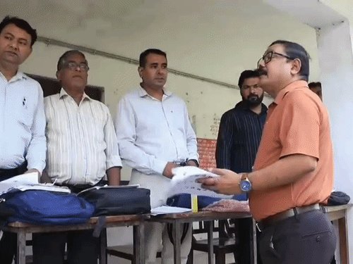 बरेली में वोटर लिस्ट सुधार का विशेष अभियान:3,835 बूथों पर बैठे बीएलओ, युवाओं में दिखा वोट बनवाने का जबरदस्त उत्साह