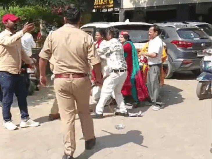 सपाइयाें सीइसी ज्ञानेश कुमार का पुतला लेकर भागी पुलिस:पुलिस से हुई झड़प, कार्यकर्ता को पैर अड़ाकर गिराने का लगाया आरोप