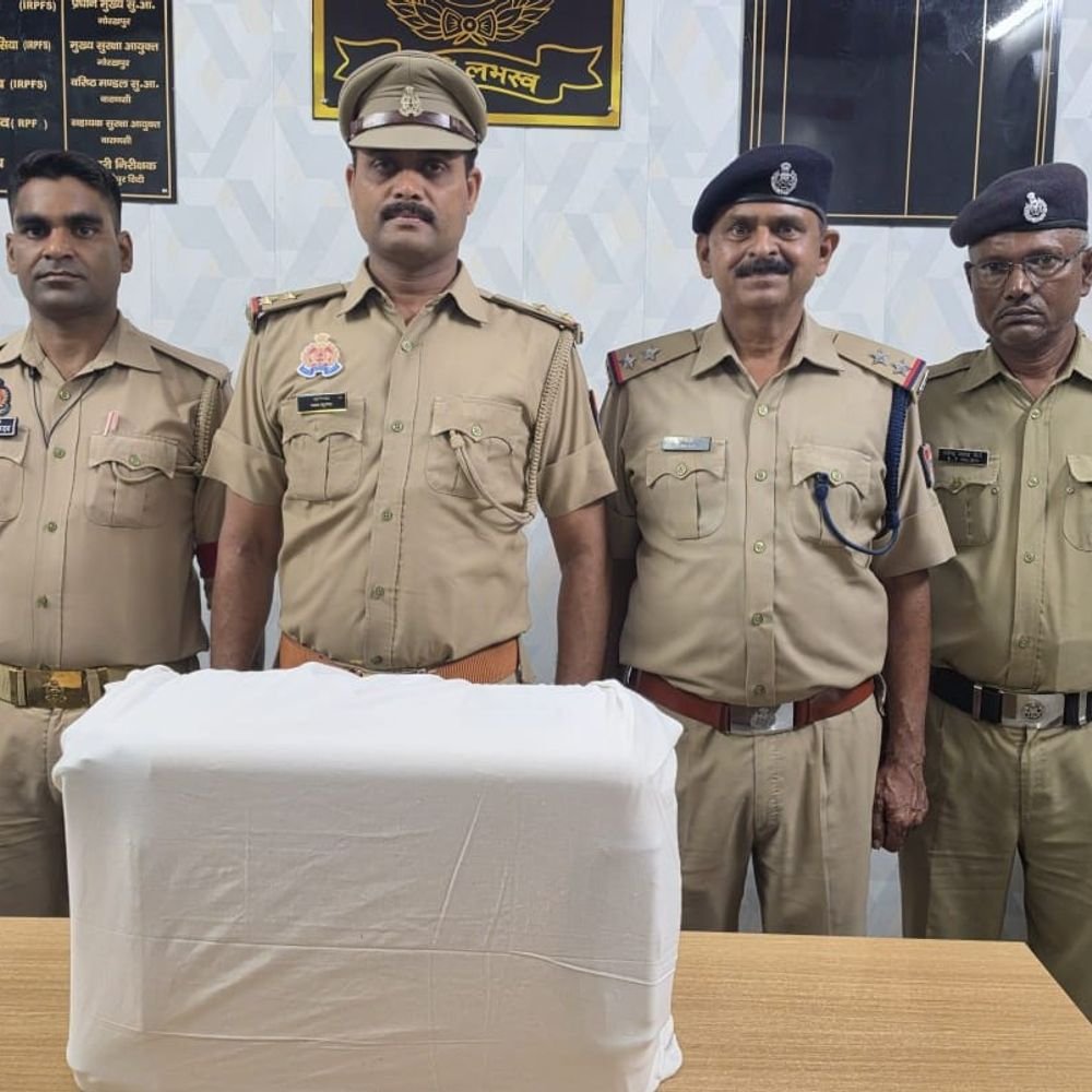 अमृतसर एक्सप्रेस में लावारिस बैग से गांजा मिला:गाजीपुर सिटी स्टेशन पर 8.126 किलो गांजा बरामद, कीमत 4.06 लाख रुपए