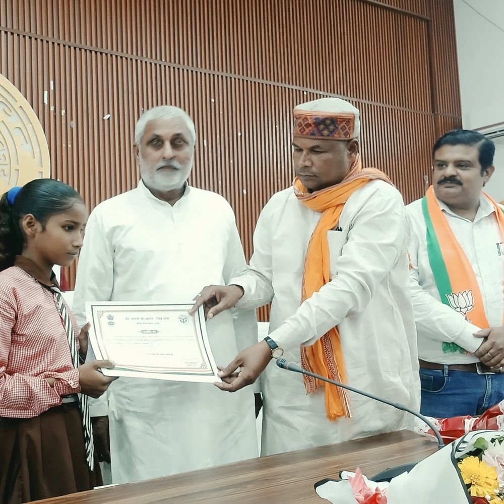 बलिया में ‘सपनों का भारत’ चित्रकला प्रतियोगिता के विजेता सम्मानित:विकास भवन में हुआ कार्यक्रम, छात्र-छात्राओं को प्रमाणपत्र देकर बढ़ाया हौसला