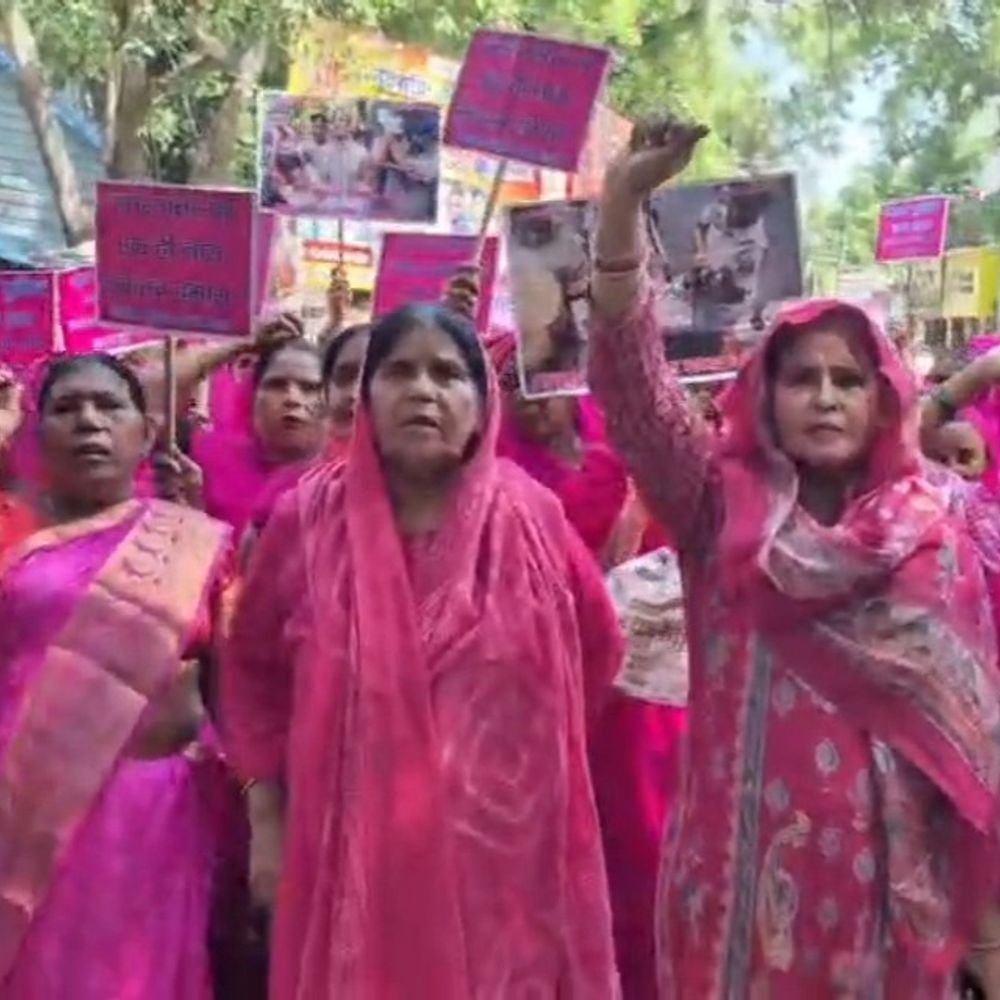 महोबा में गुलाबी-गैंग ने ज्ञानेश कुमार के खिलाफ खोला मोर्चा:बैलेट पेपर से चुनाव कराने की मांग, संपत पाल के नेतृत्व में सैकड़ों महिलाओं ने निकाला विरोध मार्च