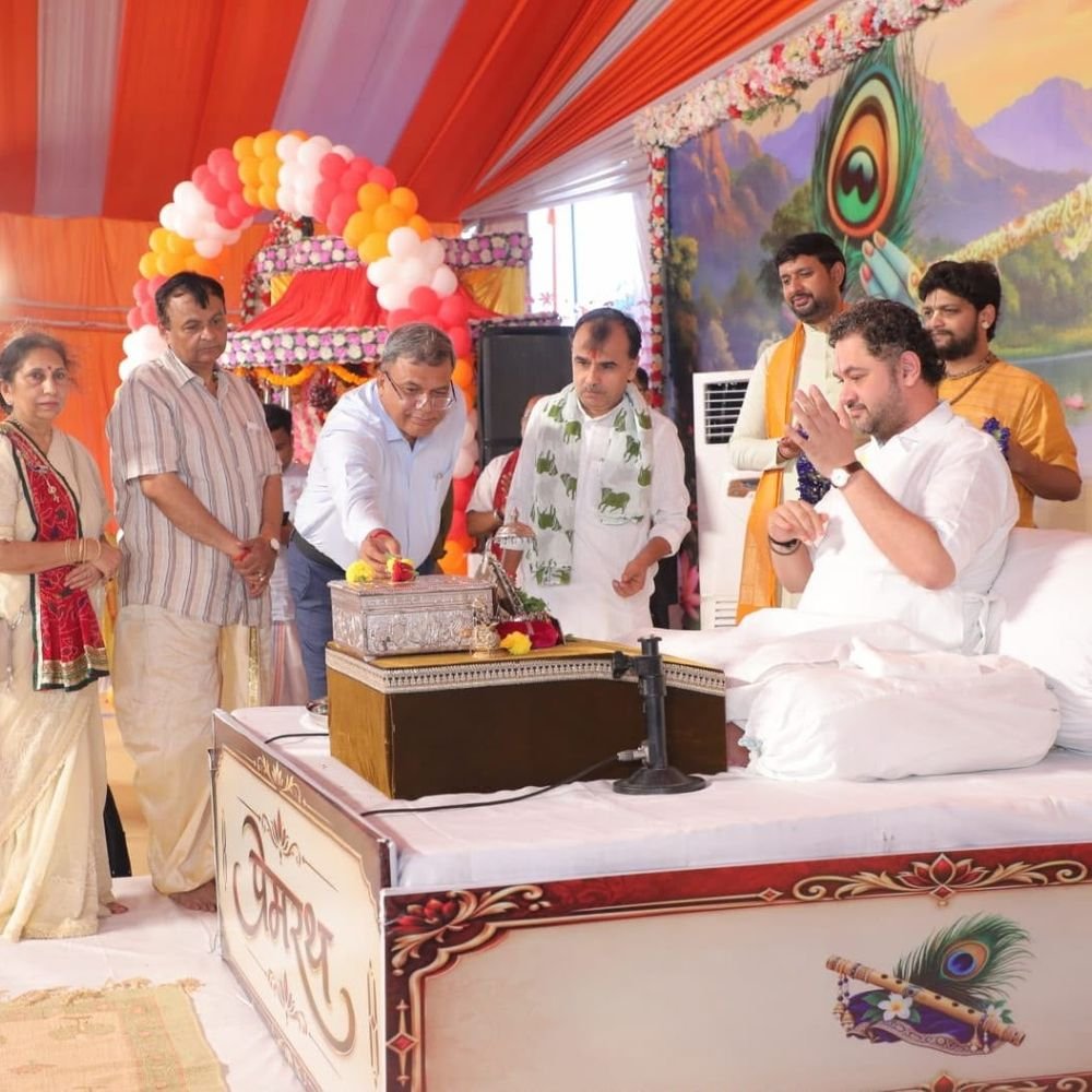 लखनऊ में श्रीकृष्ण जन्मोत्सव पर पुष्पवर्षा:एक कुंतल फूलों से हुई वर्षा, पुंडरीक महाराज ने कहा- आध्यात्मिक परंपरा में संस्कार का महत्व