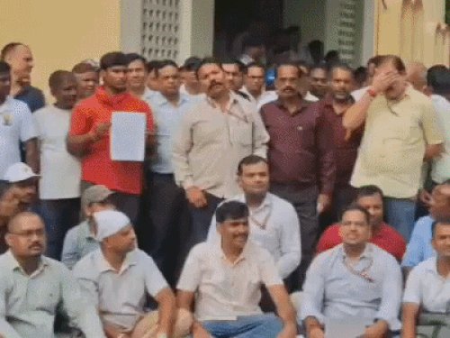 IIT-BHU में गैर शैक्षणिक कर्मचारियों का निदेशक कार्यालय पर घेराव:प्रमोशन और आवास समेत कई मांगें उठाईं,बोले- अब सड़क पर उतरने को होंगे मजबूर
