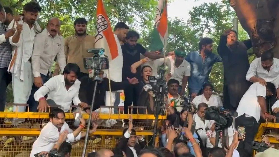 लखनऊ में कांग्रेस का प्रदर्शन, बैरिकेडिंग पर चढ़ीं आराधना मिश्रा, हिरासत में ली गईं