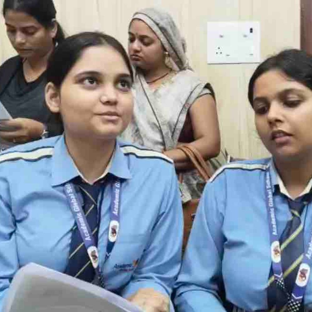 गोरखपुर में दो छात्राएं बनीं एक दिन की SP नॉर्थ:फरियादियों की सुनीं समस्याएं, कार्रवाई के दिए सख्त निर्देश
