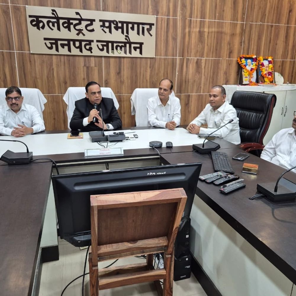 गांधी-शास्त्री जयंती पर कलेक्ट्रेट में कार्यक्रम:डीएम ने फहराया तिरंगा, ‘रघुपति राघव राजा राम’ से गूंजा कलेक्ट्रेट
