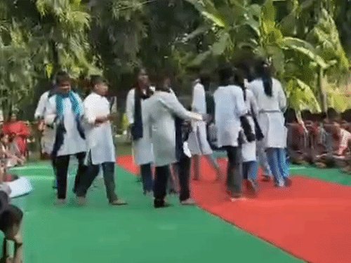औरैया में नुक्कड़ नाटक और चित्रकला प्रतियोगिता आयोजित:सेवा संकल्प अभियान के तहत केंद्रीय विद्यालय में आयोजन