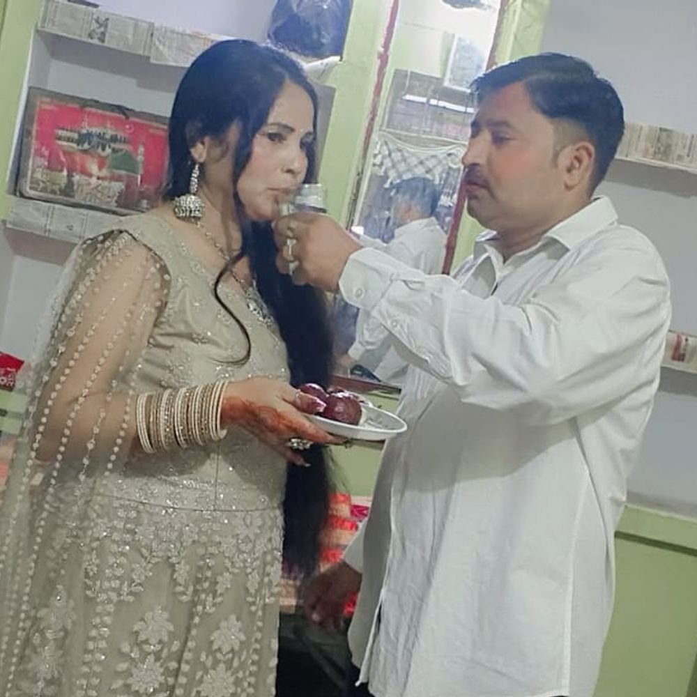मुस्लिम महिला 13 साल से करवाचौथ का व्रत रख रही:हमीरपुर की नेहा ने पति के लिए निर्जला व्रत रखा, लंबी उम्र की दुआ मांगी