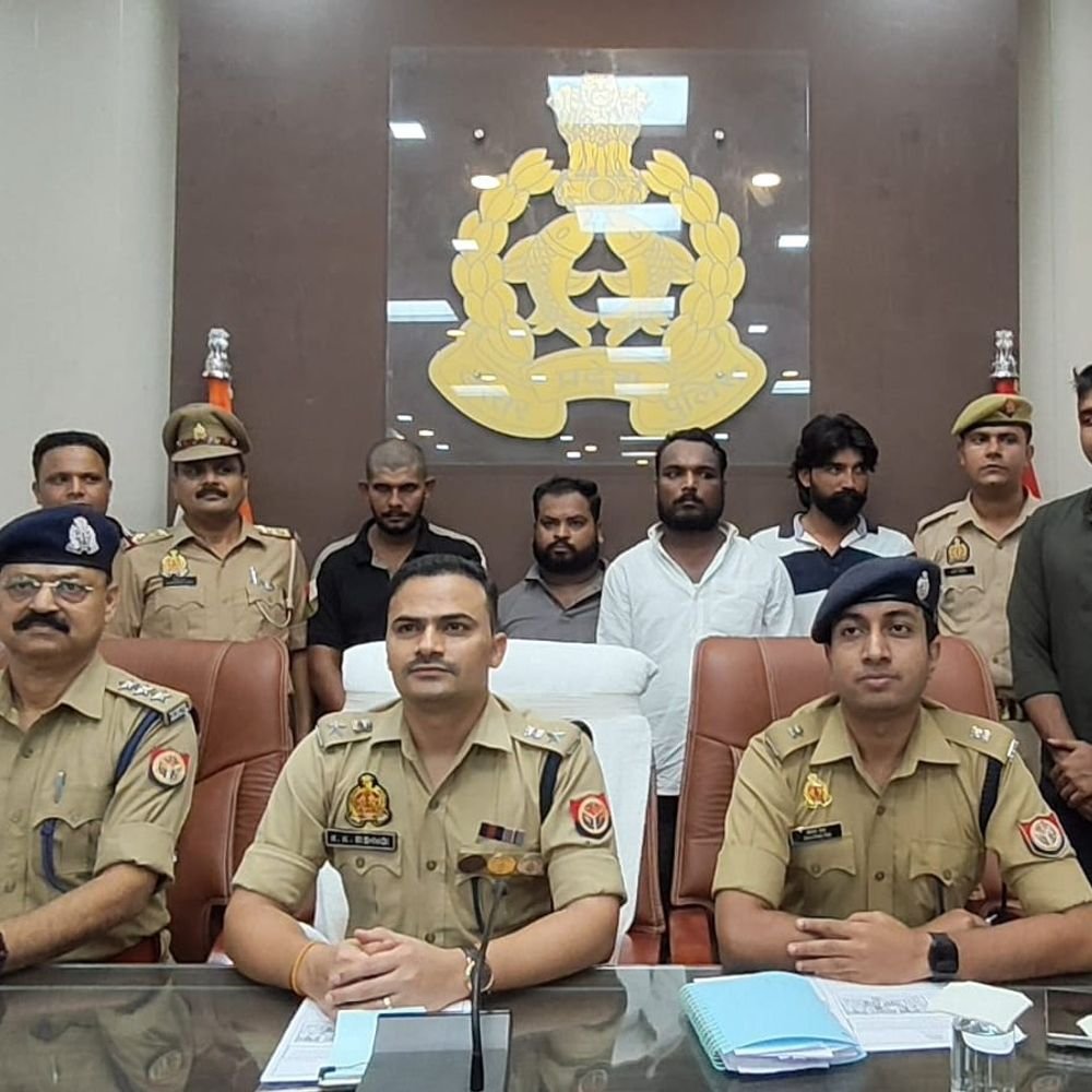 बिजनौर में फाइनेंस किस्त के नाम पर वसूली गैंग पकड़ा:मोबाइल ऐप से जानकारी जुटाकर धमकाते थे, 4 आरोपी गिरफ्तार