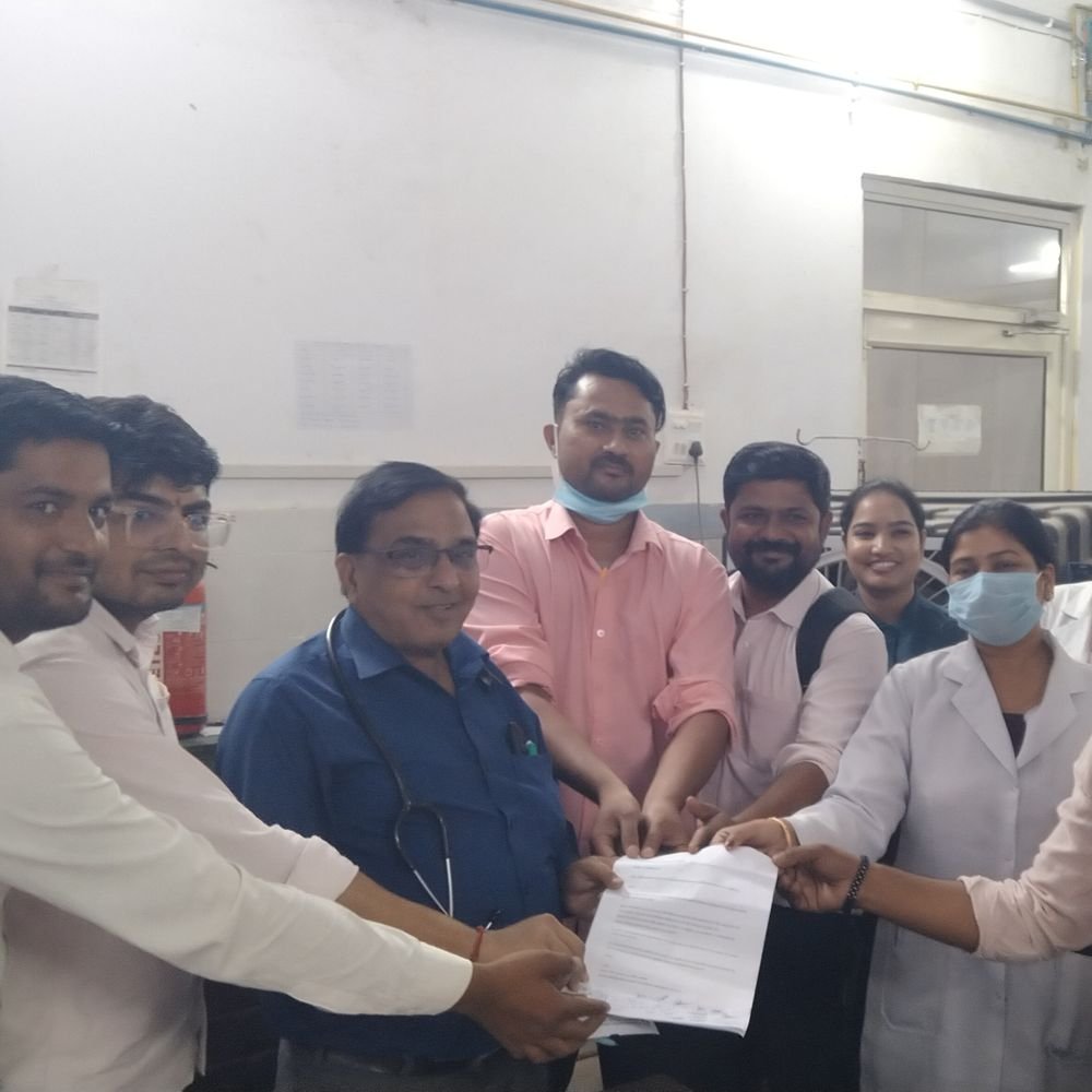 एटा मेडिकल कॉलेज में नर्सिंग अलाउंस की मांग पर प्रदर्शन:काली पट्टी बांधकर जताया विरोध, अन्य अस्पतालों की तर्ज पर अलाउंस देने की मांग