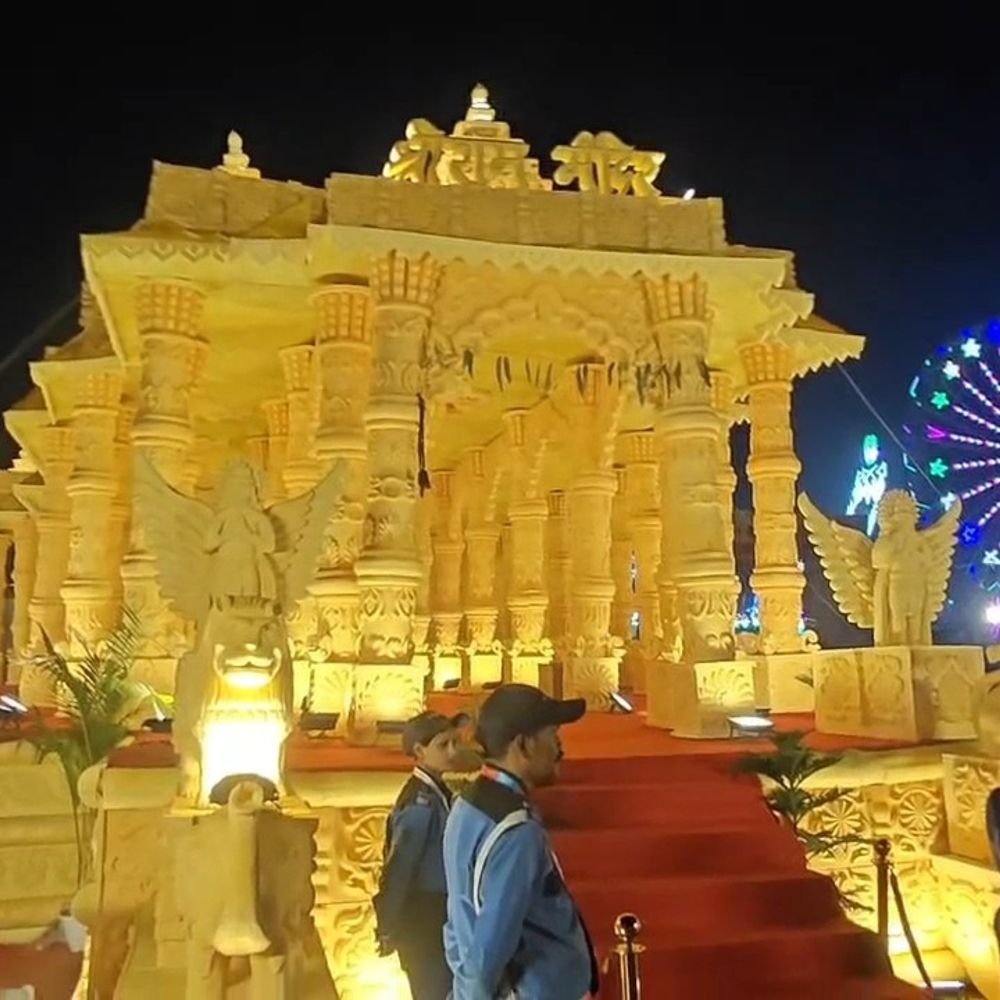 ग्रेटर नोएडा वेस्ट में अयोध्या जैसा राम मंदिर:रामलीला में रामलला भी विराजमान, लोग देखने आ रहे दूर-दूर से