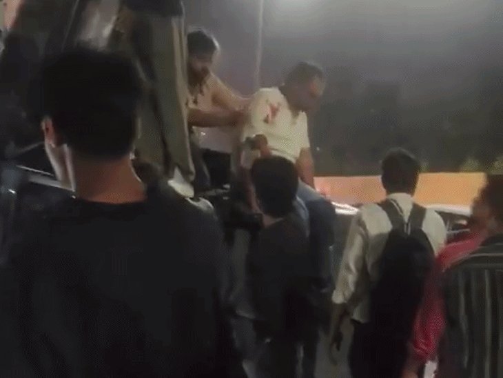 नोएडा में ओवरटेक के चक्कर में पटली थार:पीछे से आ रही दो कार टकराई, तीन को लगी चोट, बड़ा हादसा टला