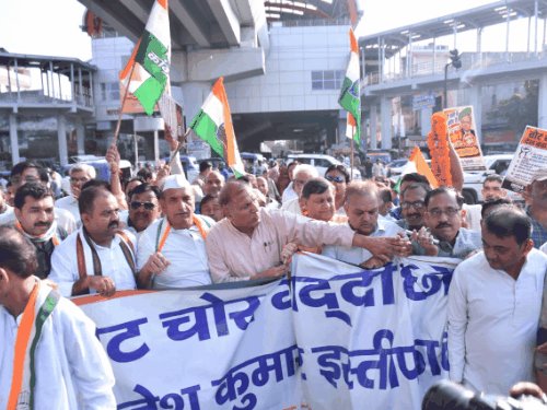 कानपुर में कांग्रेस ने बाटे पर्चे:कार्यकर्ताओं ने ज्ञानेश कुमार के खिलाफ की नारेबाजी, राष्ट्रीय सचिव बोले- पूरे देश में विरोध हो रहा है