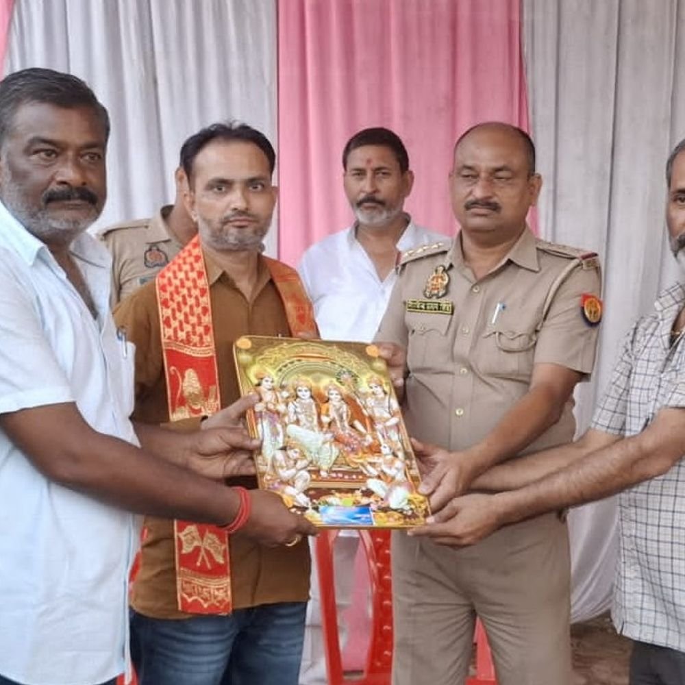 कोंच में रामलीला महोत्सव:मेला के समापन पर निगरानी समिति के अध्यक्ष और मंत्री का किया सम्मान