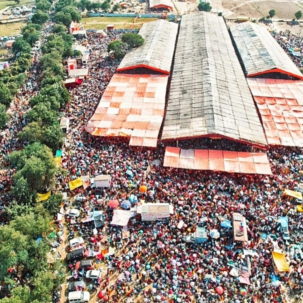 पंडित प्रदीप मिश्रा की कथा में उमड़ रही भीड़:आयोजक बोले घरों पर रहकर करें कथा श्रवण, राधा रानी के धाम बरसाना में चल रही शिव महापुराण की कथा