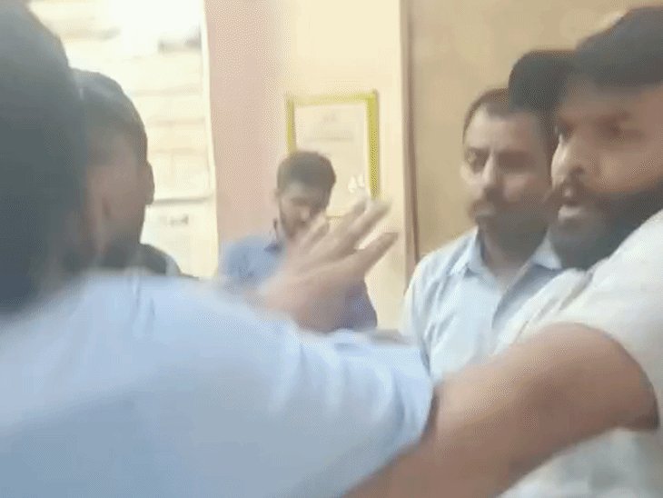 स्टेशन पर डिप्टी एसएस-लोको पायलट में मारपीट,VIDEO:कर्मचारी का पत्थर से सिर फोड़ा, 20 मिनट प्रभावित रही रेल लाइन