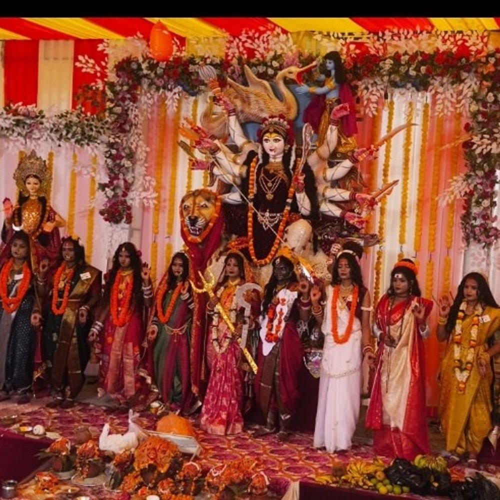 जौनपुर में कन्या पूजन आयोजित:पंडाल में श्रद्धालुओं ने मां दुर्गा के 9 स्वरूपों के दर्शन किए