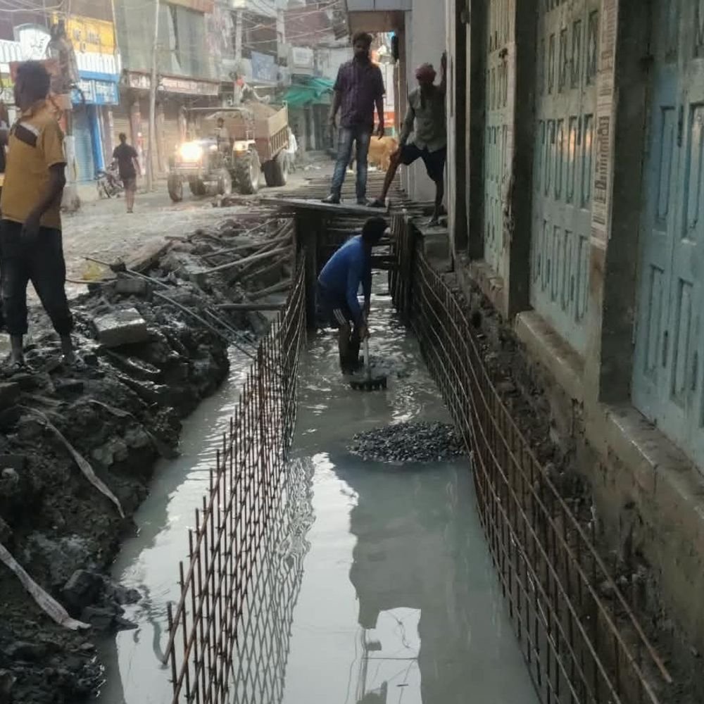 78 लाख के नाला निर्माण में गड़बड़ी का आरोप:गाजीपुर में पानी के बीच बेस की ढलाई कराने का दावा, सभासदने डीएम और ईओ से की शिकायत