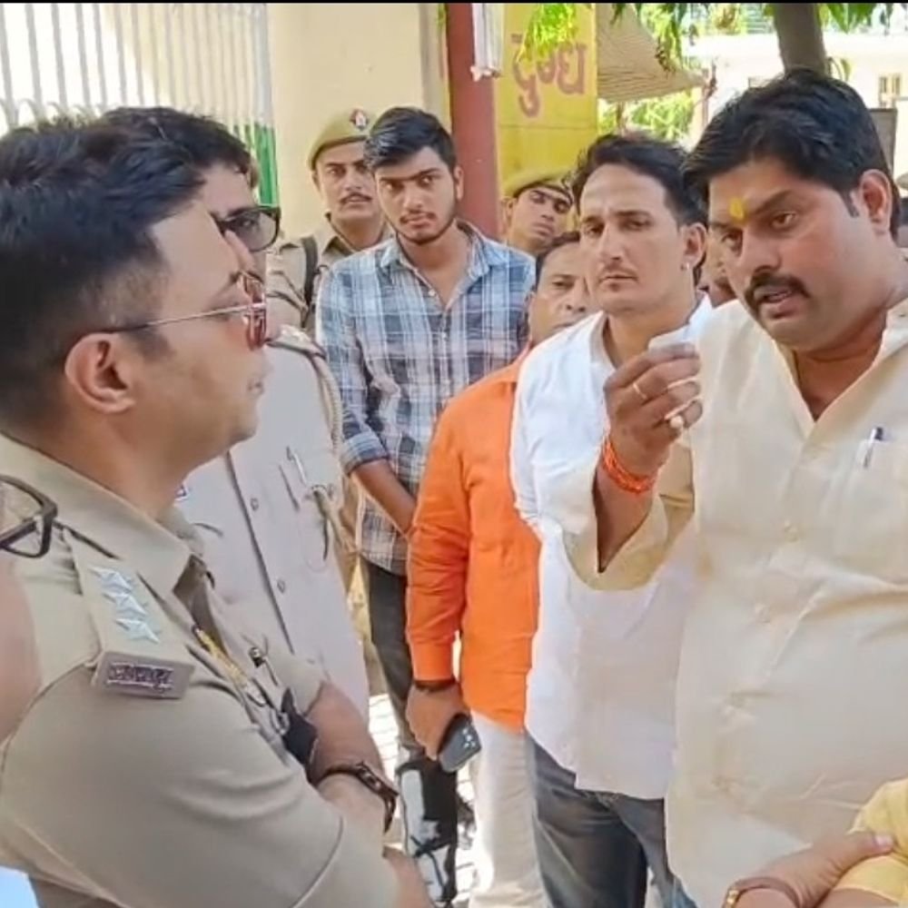 बुलंदशहर में नवरात्रि के दौरान मिले गोवंश के अवशेष:हिंदू संगठनों में आक्रोश, DM ऑफिस का घेराव कर की कार्रवाई की मांग